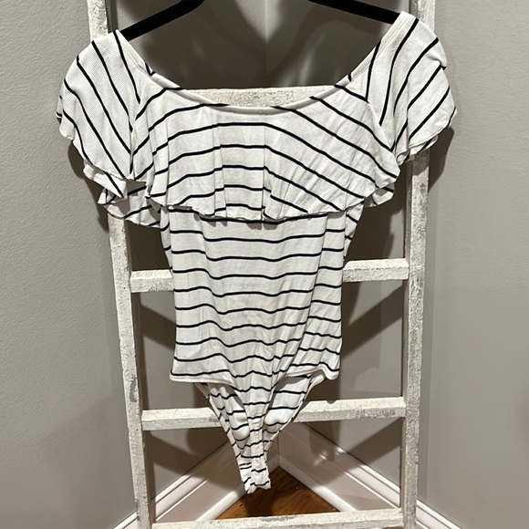 Express off the shoulder bodysuit - Picture 2 of 3